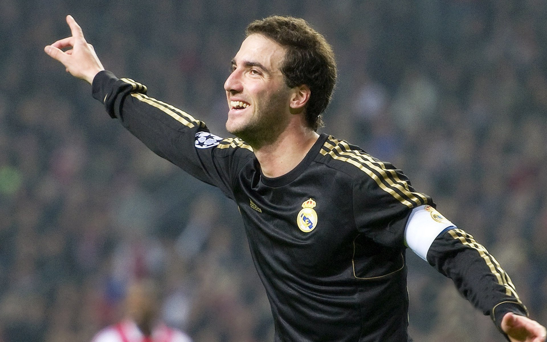 未来足球：多功能场馆打造城市新地标，创意足球场馆